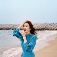秦岚登上杂志封面 坐在海边的沙滩上笑魇如花